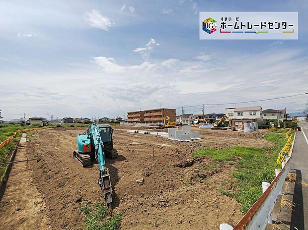 【現地土地写真】落ち着いた街並みの中にありながら、生活に必要な施設が身近にそろう便利な住環境。毎日の暮らしを快適に支える、家族にうれしいロケーションです。