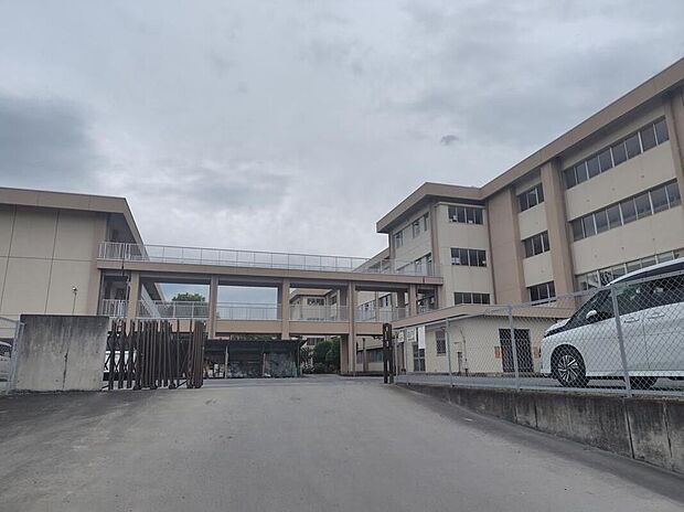 藤岡市立北中学校(約650m)