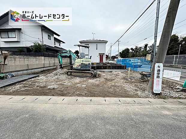 【前面道路含む現地写真】前面道路に面した整地済みの敷地で、重機が入り着工準備中。周辺は住宅街で落ち着いた暮らしが期待でき、敷地約170.2m2、駐車2台対応でゆとりある生活設計ができます。