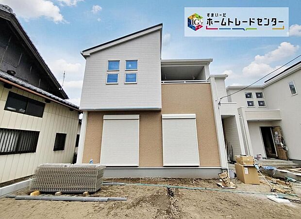 【現地外観写真】◆2号棟◇2階建て外観の現地写真。南側幅約4.1mの公道に面し、敷地204~259m2、価格2,480万~2,990万円。完成予定2026年6月下旬。