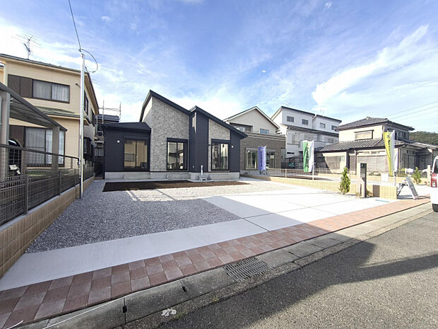 【1号棟】　ゆとりある間口は約11m、飾りタイルでオシャレな庭先