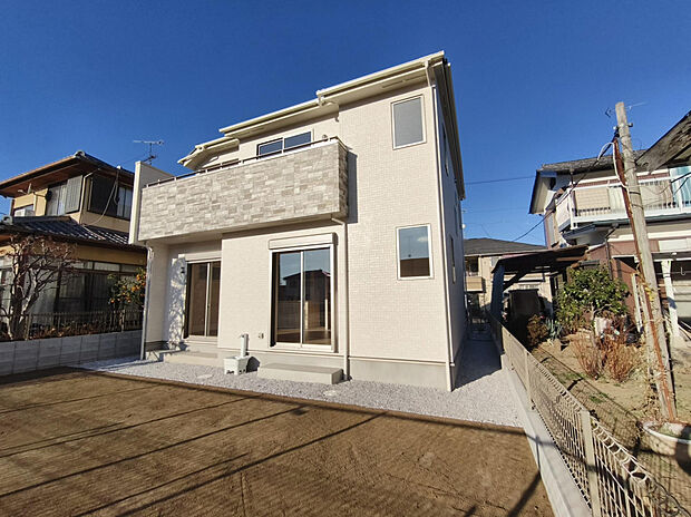 【【1号棟】】南向きバルコニーで日当たり良好！リビングにも明るい日差しが射し込みます。掃き出し窓には外観に合わせたカラーのシャッターが標準装備！