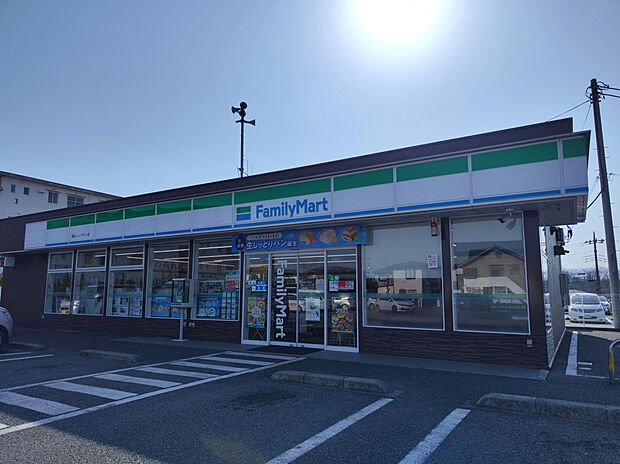 ファミリーマート鳩山ニュータウン店（約263m）