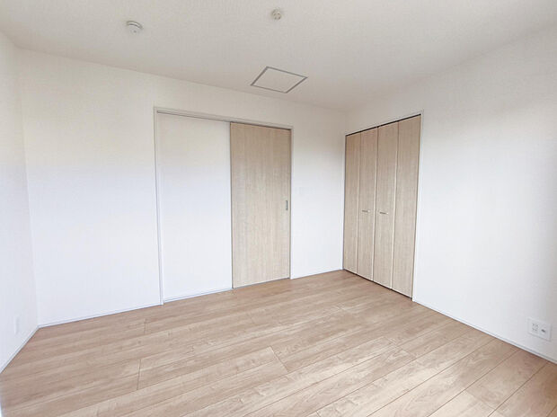 【6.0帖洋室】南向きの明るい空間。バルコニーへ出入りでき、心地よい陽光と風を感じながら快適に過ごせます。