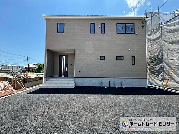 7号棟前より
資料請求やご案内も即日対応いたします♪どのような建物か、間取りの広さは?など気になる点を一つ一つご説明させていただきます。