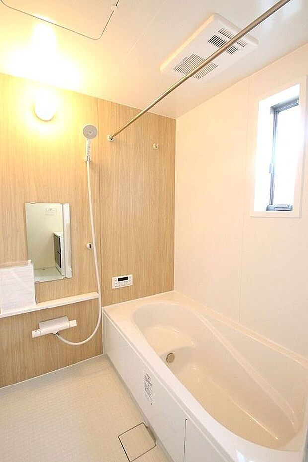 【☆Bath Room☆】窓付きのバスルームは、採光もあり明るく気持ちの良い空間です。窓があることで、換気環境も良好。掃除もスムーズに出来ます。
