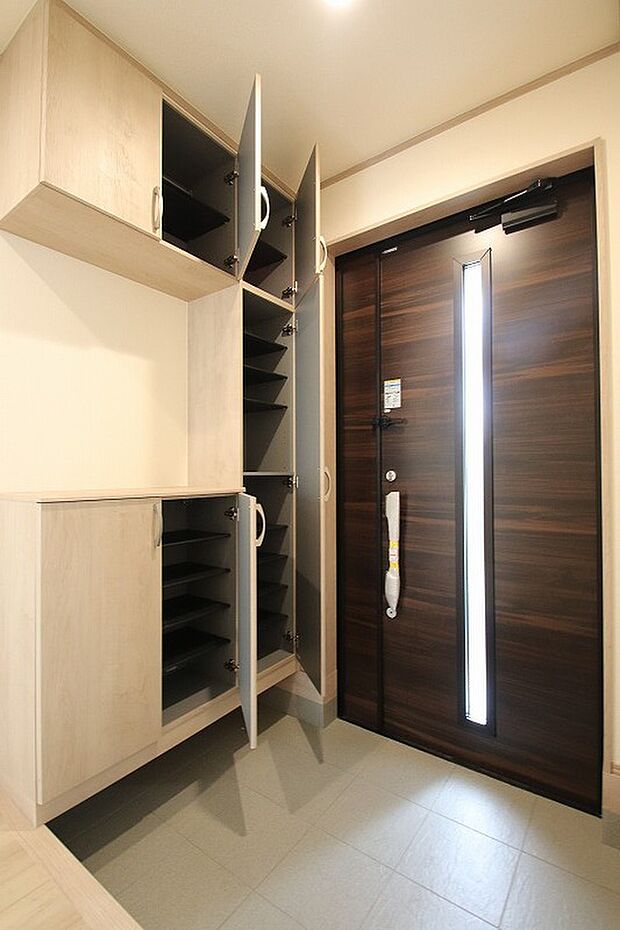 【☆Entrance Hall☆】天井近くまでの高さがあるシューズボックスは、とにかく収納力が高いです！間の空間部分は、家族のカギ置き場にして機能的に使ったりと、様々な用途で使用できます。
