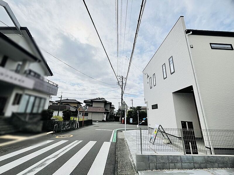 前道路を含む現地外観写真