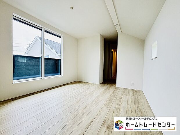 【☆Bed Room☆】開放的なバルコニー直結のお部屋です。南向きなのでお日様の光をたっぷり取り込んで目覚めのいい朝を迎えられます♪
