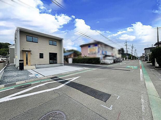 【前道路を含む現地外観写真】分譲地南西側に5.8ｍ幅の公道が接します