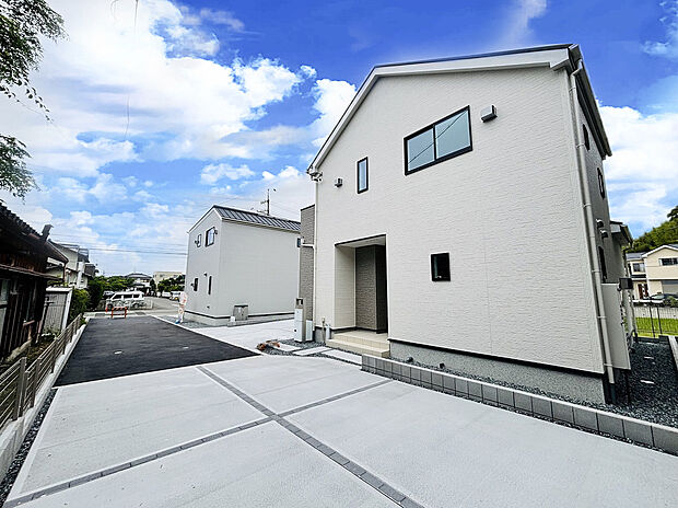 【現地外観写真】分譲地南東がわ協定道路が整備されています。各棟２台の駐車場があり出入りもスムーズにできます