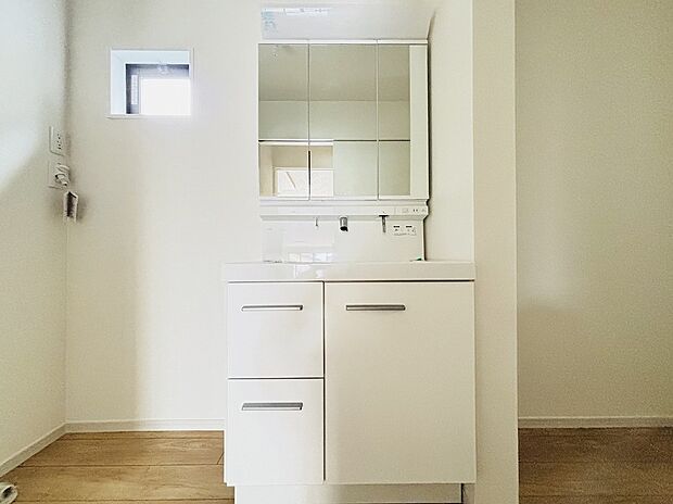 【【設備】三面鏡洗面化粧台】鏡の後ろも洗面洗面用具などしっかり収納ができます。