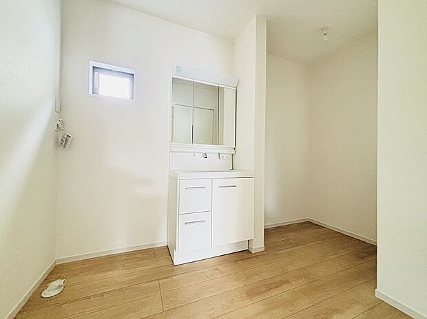 【【設備】リネン庫】タオル類や着替えなどを収納しておけば、お風呂上りもスムーズに着替えることができます。乾燥機から収納場所までの動線も短く、毎日嬉しいを実感できます♪