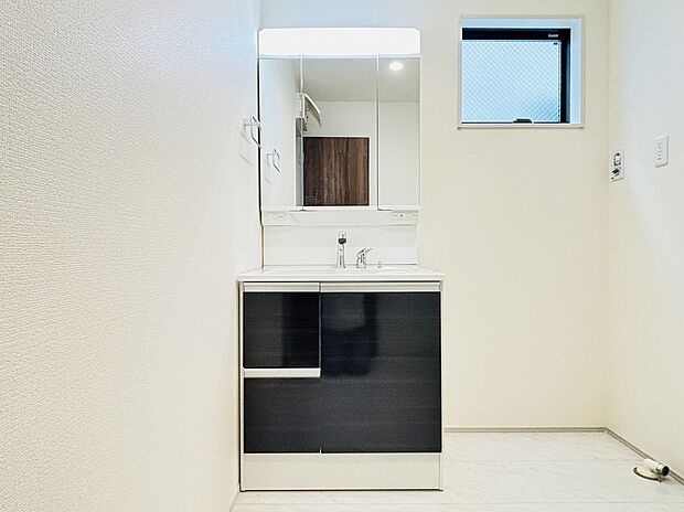 【【設備】三面鏡のシャンプードレッサー】鏡の裏に歯ブラシや化粧水、整髪料など小物を隠して収納でき、生活感を出さずに綺麗な空間に保てます。また、左右の鏡を動かすことで横や後ろ向きの姿をチェックできるのも嬉しいポイントですね♪
