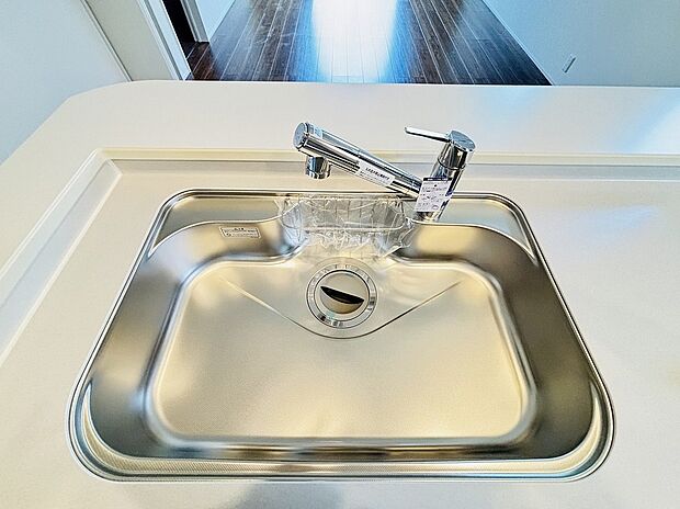 【【設備】一体型浄水器】浄水カートリッジ内蔵で場所を取らずに見た目もスッキリ。ノズルはシャワーヘッドになっておりお掃除も楽々です。
