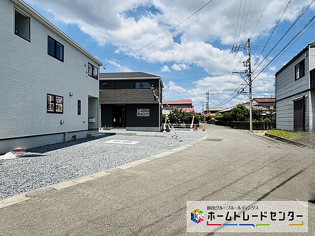 【前道路を含む現地外観写真】前道路は北東側約5.9ｍ幅です