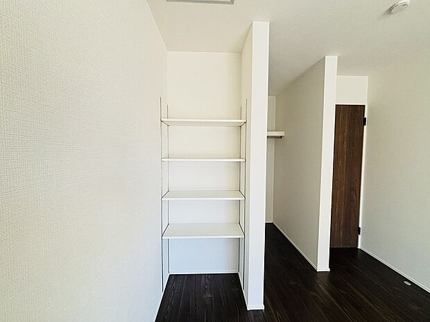 【【設備】可動棚&ウォークインクローゼット】ウォークインクローゼット内部にも棚とハンガーパイプが付き衣類やカバンを綺麗に収納ができます。大容量の収納なので室内はお気に入りの家具でレイアウトをお楽しみいただけます