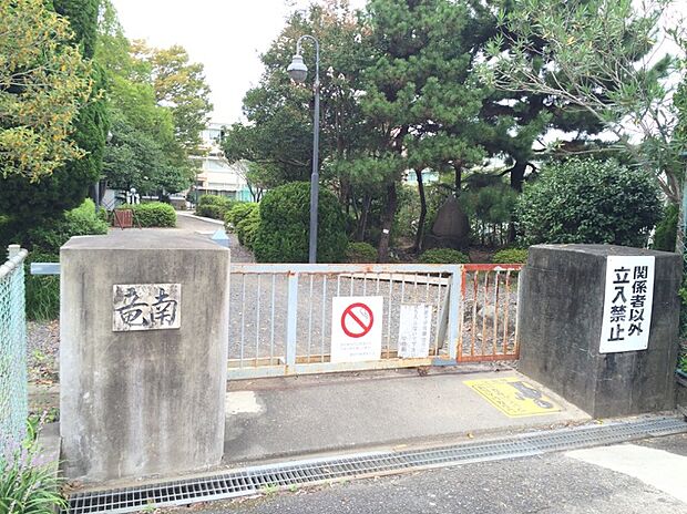 竜南小学校（約400m）