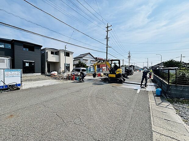 【前道路を含む現地外観写真】南側９ｍ幅の道路が通ります