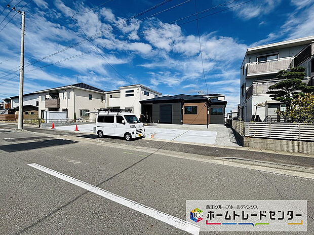 【前道路を含む現地外観写真】3号棟