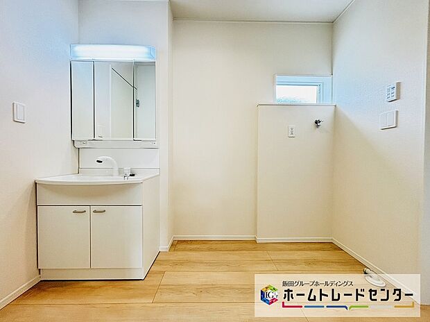 【☆Powder Room☆】白を基調とした爽やかなサニタリースペース。清潔感のある快適空間です。毎日の身支度も気持ち良くお使い頂けます。
