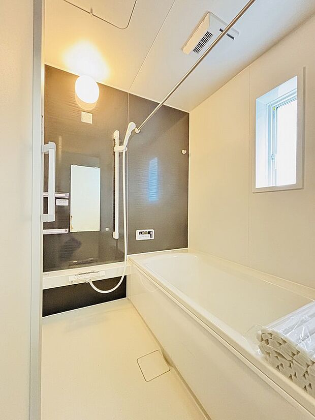 【【設備】浴室乾燥機能】雨の日や冬場のお洗濯に嬉しい装備。濯物を乾かすだけでなく、入浴度に換気機能で湿気を排出できるためカビの防止にもなります。
