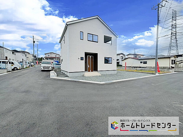 【前道路を含む現地外観写真】７号棟