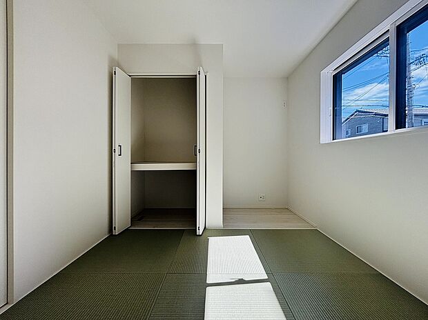 【【設備】和室】プライベート感を保てる和室を完備しており、来客時の宿泊スペースや書斎などにお使い頂けます。すぐに横になれるのも長くお住まいになられる上では嬉しい空間です。