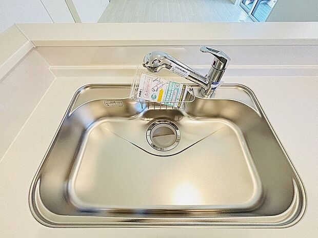 【【設備】一体型浄水器】浄水カートリッジ内蔵で場所を取らずに見た目もスッキリ。ノズルはシャワーヘッドになっておりお掃除も楽々です。