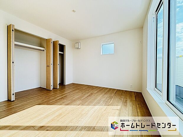 【☆Bed Room☆】２号棟～２階洋室～
開放的なバルコニー直結の主寝室です。南向きなのでお日様の光をたっぷり取り込んで目覚めのいい朝を迎えられます♪