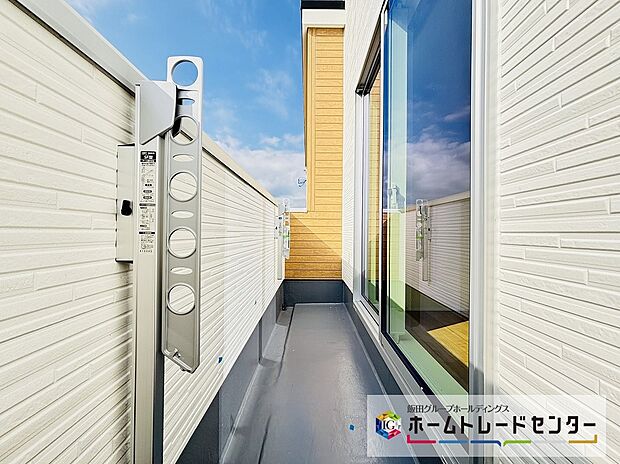 【☆Balcony☆】２号棟～バルコニー～
南向きバルコニーは折り畳み式物干し金具が設置され洗濯物やお布団もしっかり干せます