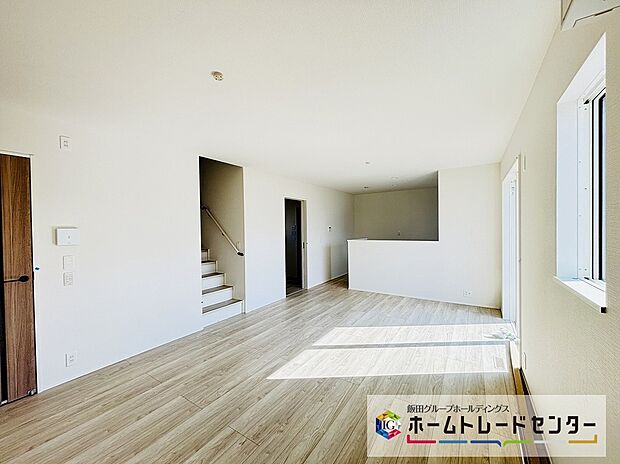 【☆Living☆】１号棟～LDK～
リビングイン階段となります。必ずリビングを通り居室に向かう間取りはご家族とのコミュニケーションがとりやすく出入りも把握できるので便利です