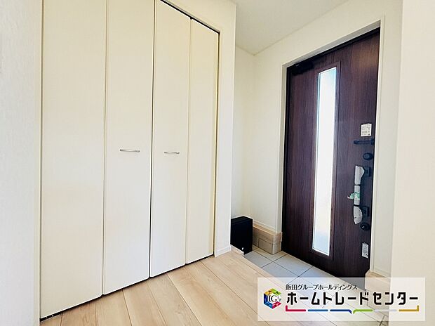 【☆Entrance Hall☆】～玄関収納～
両開きのシューズボックスは全体を確認できるので使いたい靴をサッと取り出せます。スッキリとした玄関ホールでお客様をお迎えできます。