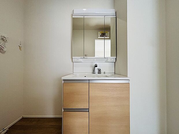 【【設備】三面鏡のシャンプードレッサー】鏡の裏に歯ブラシや化粧水、整髪料など小物を隠して収納でき、生活感を出さずに綺麗な空間に保てます。また、左右の鏡を動かすことで横や後ろ向きの姿をチェックできるのも嬉しいポイントですね♪
