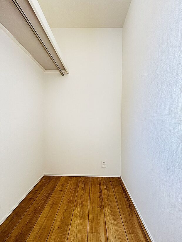 【【設備】ウォークインクローゼット収納】お子様との思い出もたっぷりしまえるウォークインクローゼット。衣類だけでなく、鞄などの小物からスーツケースやレジャー用品などの大きな物までたっぷり収納出来ます。
