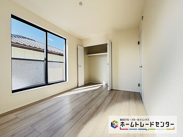 【☆Bed Room☆】E号棟 全居室に収納を完備しておりますので、居室の全空間を有効活用出来ます。自分好みのお部屋で、ゆったりお寛ぎ頂けます。