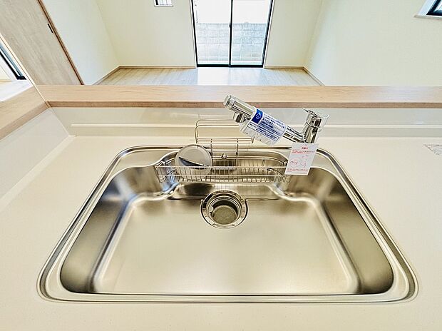 【【設備】オールインワン浄水器】浄水カートリッジ内蔵で場所を取らずに見た目もスッキリ。ノズルはシャワーヘッドになっておりお掃除も楽々です。