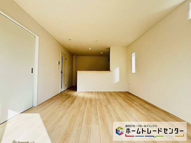 【☆Living☆】~LDK~
家族の食事や団らんのほか、子供を遊ばせたり、友人を招いたりする住まいの中心。長時間過ごす場所だから、その空間は住まい全体の居心地を左右します。