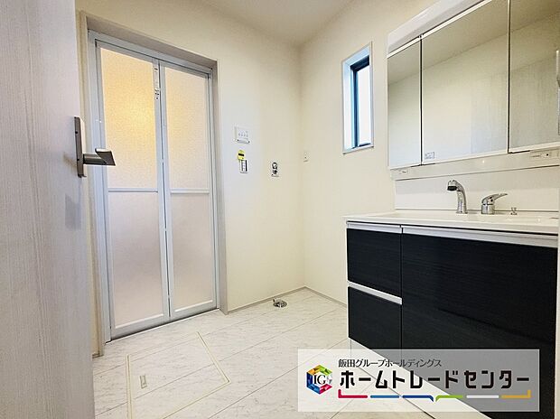 【☆Powder Room☆】三面鏡のシャンプードレッサーは鏡の後ろも収納ポケットで洗面用具はしっかり収納!湿気がたまりやすい洗面室ですが小窓がつき換気にもしています