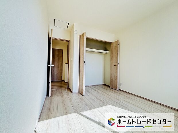 【☆Bed Room☆】全居室に収納を完備しておりますので、居室の全空間を有効活用出来ます。自分好みのお部屋で、ゆったりお寛ぎ頂けます。