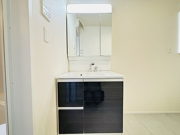 【【設備】三面鏡のシャンプードレッサー】鏡の裏に歯ブラシや化粧水、整髪料など小物を隠して収納でき、生活感を出さずに綺麗な空間に保てます。また、左右の鏡を動かすことで横や後ろ向きの姿をチェックできるのも嬉しいポイントですね♪