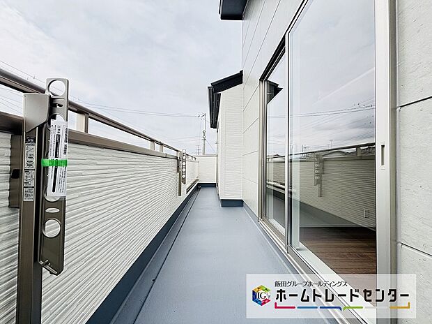 【☆Balcony☆】南バルコニーは2洋室から出入りができます。十分なスペースで洗濯物やお布団もたっぷり干せます