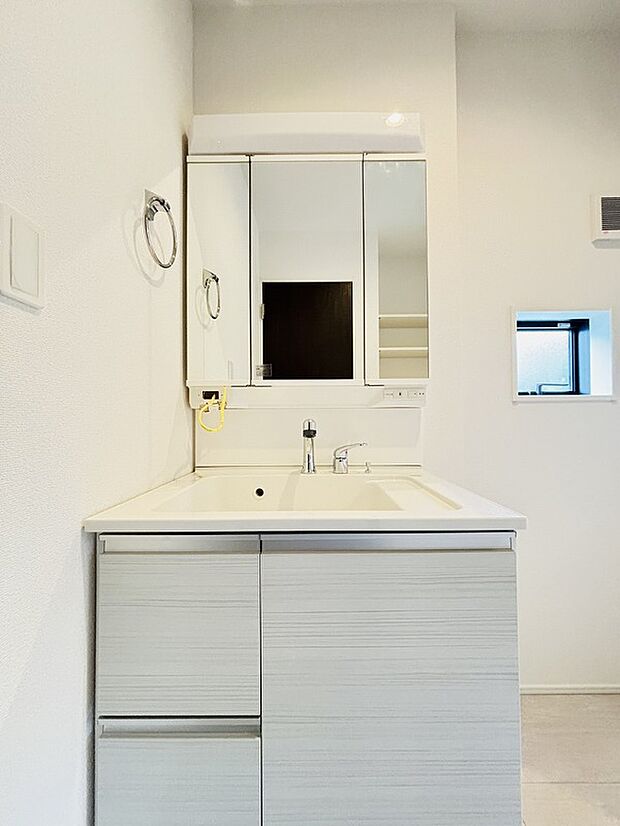 【【設備】三面鏡のシャンプードレッサー】鏡の裏に歯ブラシや化粧水、整髪料など小物を隠して収納でき、生活感を出さずに綺麗な空間に保てます。また、左右の鏡を動かすことで横や後ろ向きの姿をチェックできるのも嬉しいポイントですね♪
