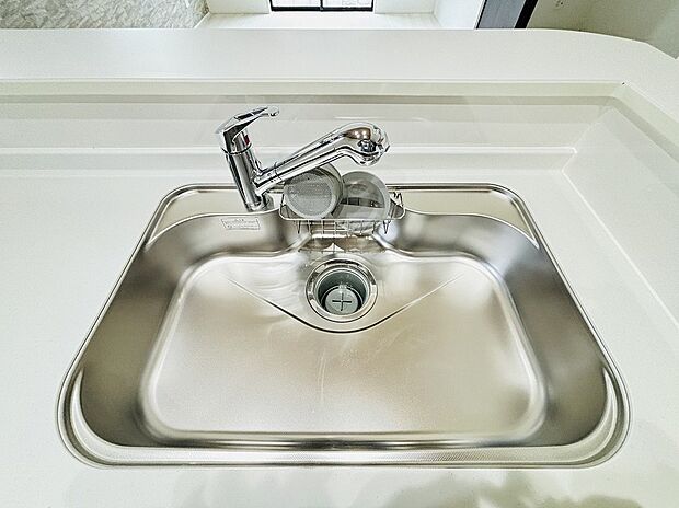 【【設備】一体型浄水器】浄水カートリッジ内蔵で場所を取らずに見た目もスッキリ。ノズルはシャワーヘッドになっておりお掃除も楽々です。
