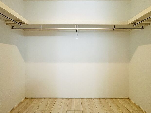 【【設備】ウォークインクローゼット収納】お子様との思い出もたっぷりしまえるウォークインクローゼット。衣類だけでなく、鞄などの小物からスーツケースやレジャー用品などの大きな物までたっぷり収納出来ます。