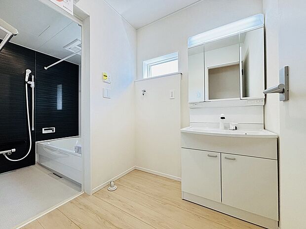 【【設備】三面鏡のシャンプードレッサー】鏡の裏に歯ブラシや化粧水、整髪料など小物を隠して収納でき、生活感を出さずに綺麗な空間に保てます。また、左右の鏡を動かすことで横や後ろ向きの姿をチェックできるのも嬉しいポイントですね♪
