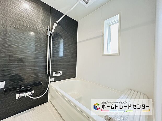 【☆Bath Room☆】ユニットバスは浴室乾燥機能も付き雨の日の洗濯物も乾かせます。ゆったりと足を伸ばして一日の疲れも落とせます♪