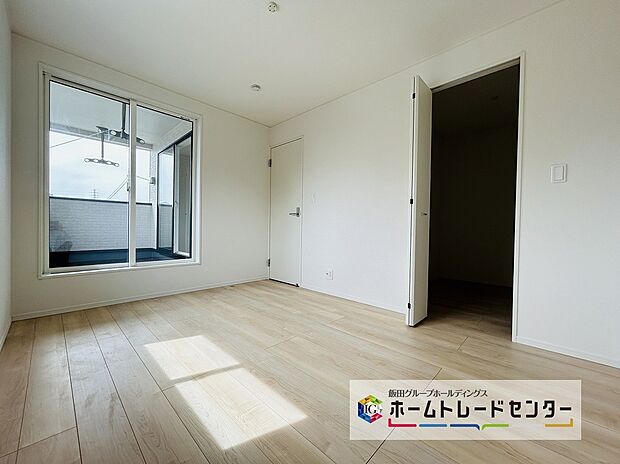 【☆Bed Room☆】開放的なバルコニー直結のお部屋です。南向きなのでお日様の光をたっぷり取り込んで目覚めのいい朝を迎えられます♪