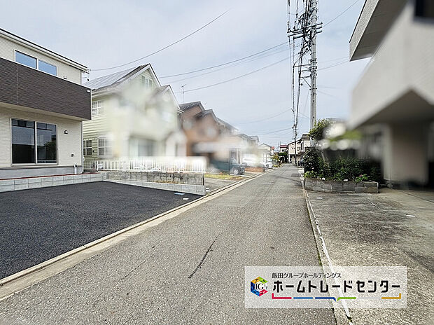 【前道路を含む現地外観】南東側４ｍ幅の道路が通ります
