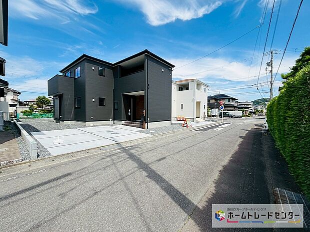 【前道路を含む現地外観写真】東道路は６ｍ幅の公道です